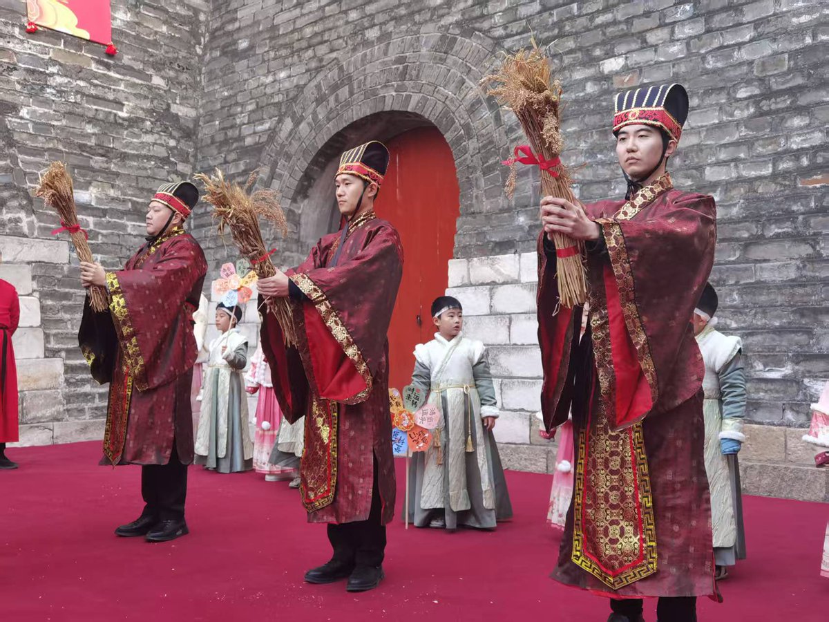 touch_beijing's tweet photo. Spring's here—let's slightly whip the #SpringOx! 
The traditional #ritual "Whipping the Spring Ox" was held at #Beijing Ancient Observatory on the morning of Feb 4. The ceremony celebrates the beginning of Start of Spring, and embodies local residents' prayers for a rich harvest. https://t.co/qF30MkYDXF