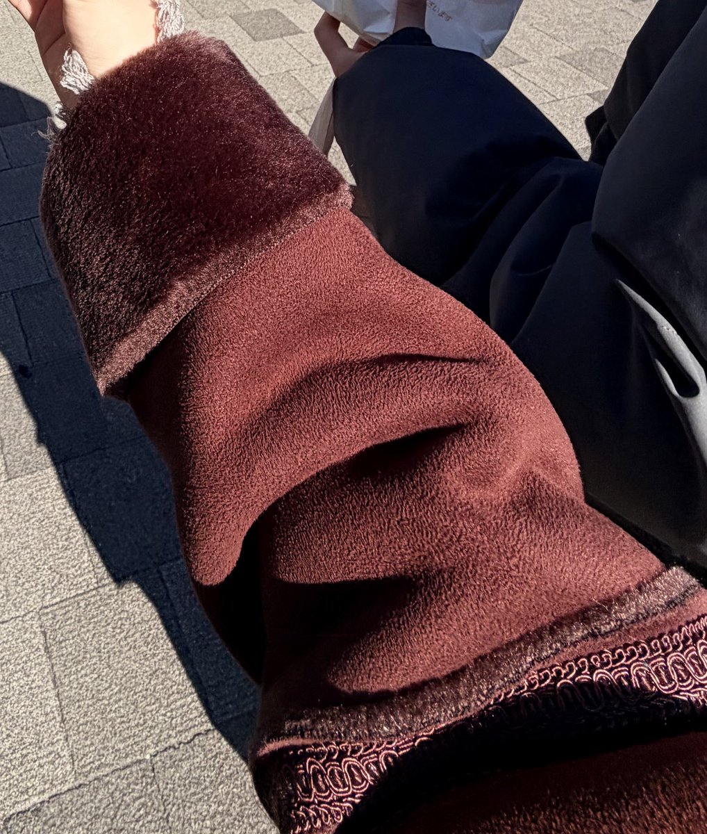 可愛いこの上着、セカストで1600円で買えて沸いた
袖が可愛い