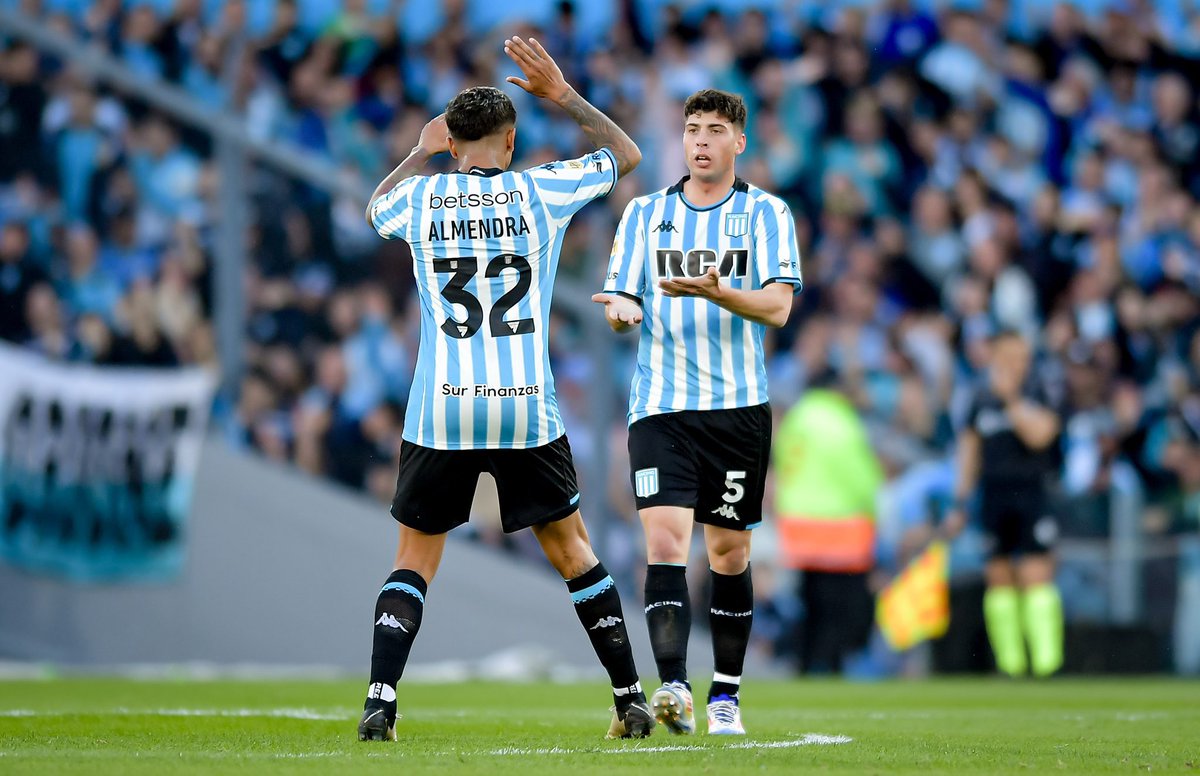 rodriisolanoo's tweet image. Quizás se dieron cincuenta saques de merca, tomaron cien litros de alcohol, fumaron quinientos puchitos ganadores y recorrieron mil acontecimientos bailables; aun así, ahí se va el mejor mediocampo del fútbol argentino.