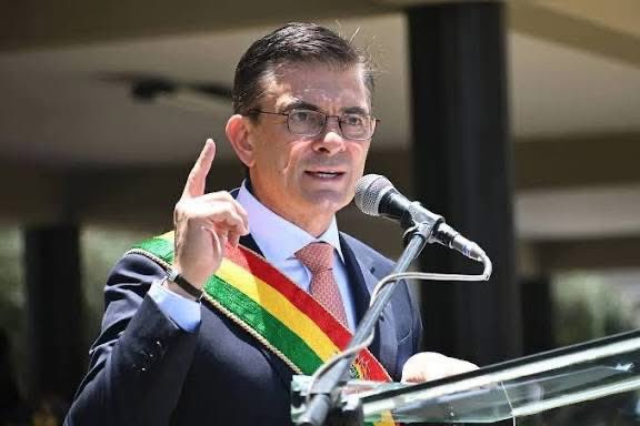reddtvoficial's tweet photo. Rodrigo Paz designa a Sandra Quiroga como Contralora General del Estado interina por DS 

Mediante el Decreto Supremo N.º 5538, el presidente del Estado Plurinacional de Bolivia, @Rodrigo_PazP, designó a #SandraQuirogaSolano como #ContraloraGeneraldelEstado #interina, en una medida que busca evitar un #vacío de autoridad tras la conclusión del mandato de la anterior titular. La norma establece que la designación tendrá vigencia hasta que la Asamblea Legislativa Plurinacional cumpla con la elección de la nueva autoridad conforme al procedimiento constitucional.

El decreto se ampara en disposiciones de la Constitución Política del Estado y en sentencias constitucionales que facultan al Presidente a realizar designaciones interinas cuando el interés nacional lo exige, especialmente para garantizar la continuidad del control gubernamental y el funcionamiento del aparato estatal. El Ejecutivo advierte que no es viable dejar acéfala una institución clave como la Contraloría General del Estado, órgano rector del control y la auditoría pública.

La norma también abroga el Decreto Supremo N.º 4749, de 4 de julio de 2022, y fue emitida en Consejo de Ministros el 3 de febrero de 2026, en el Palacio de Gobierno de La Paz, con la firma del Presidente y de los ministros de Estado.