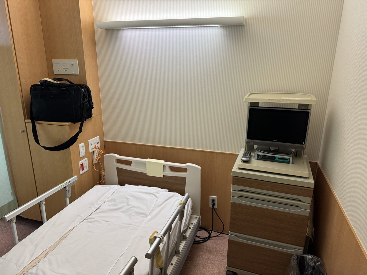 SuishoNinja's tweet photo. 入院します。
内臓に腺腫が見つかって、大きい病院じゃないと取れないそうです。
放置すると最悪の場合ガンになるそうです。
しばらくお休みします。

院内で、ドラマ「白い巨塔」の巡回シーンのような総回診を見かけました。あれは本当にあったんだ。 https://t.co/qQGoGe2cO8