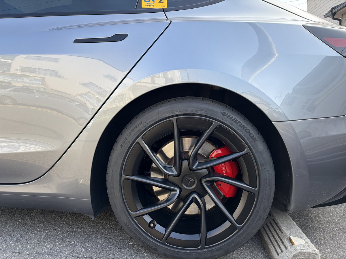Model3_'s tweet photo. 今日は営業車のリアタイヤ交換に来ました
ハンコックVENTUS S1 evo3 T0 (265/35r19)去年の9月頃に履き替えて
約18,000kmで交換となりました。

フロントは5mm程度あるのに、リアの減りがロングレンジと比べて早い気がする…

タイヤ2本：31,700円
工賃：7,800円
合計：39,500円でした。 https://t.co/NlHMISxP5g