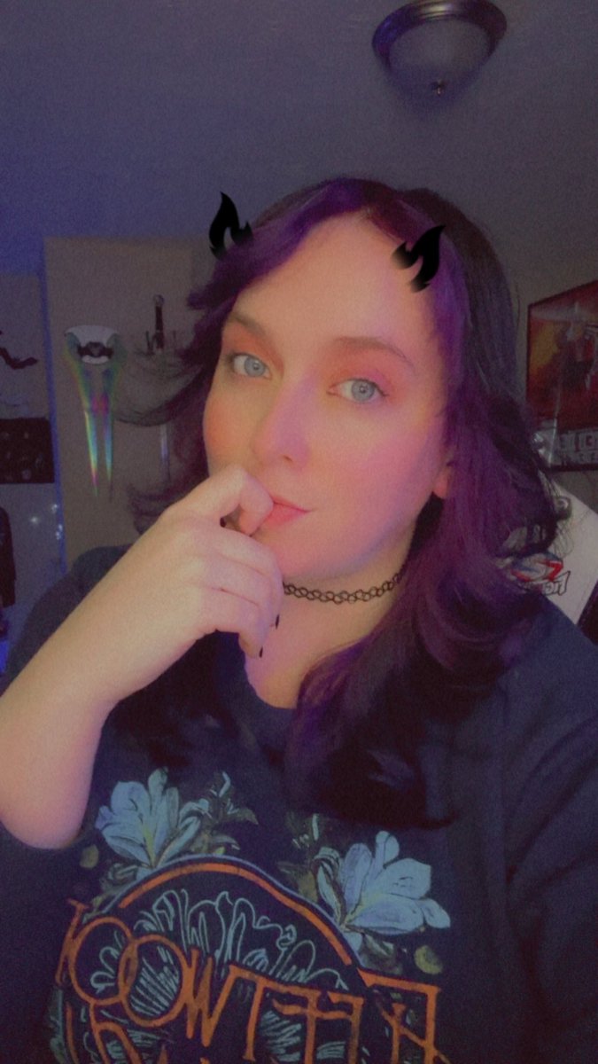 Playing some WoW for the first time!! 

Live on the purple app 💜💜 link in bio!