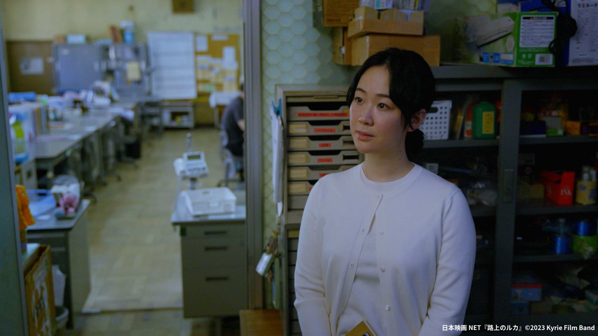 『路上のルカ』好評配信中！
👉amzn.to/3NVO5oH

#黒木華 さんの繊細な演技にも注目👀
登場人物それぞれの人生が交差する
全10話の濃密な群像劇

🎬『キリエのうた』を見た方も
未公開シーンで深まるキャラクターの心情は必見✨

#アイナ・ジ・エンド #松村北斗 #広瀬すず #岩井俊二