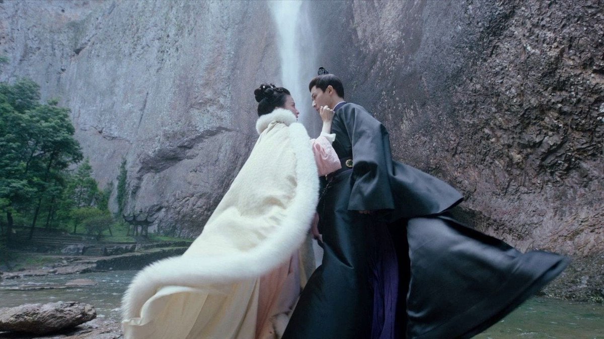 아니 왕초연 새 드라마 사진 보는데 나 혼자 류주기 비녀씬 버튼 눌려서 서글퍼짐...