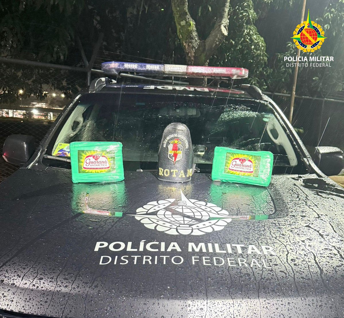 pmdfoficial's tweet image. 🚨#PMDF prende dois homens por tráfico no Guará
Durante patrulhamento da ROTAM, dois suspeitos foram presos após a apreensão de dois tabletes de skunk em um veículo. Um deles já tinha passagens por tráfico, associação criminosa e roubo.
#AçaoPMDF #CombateAoTráfico #Guará #DF