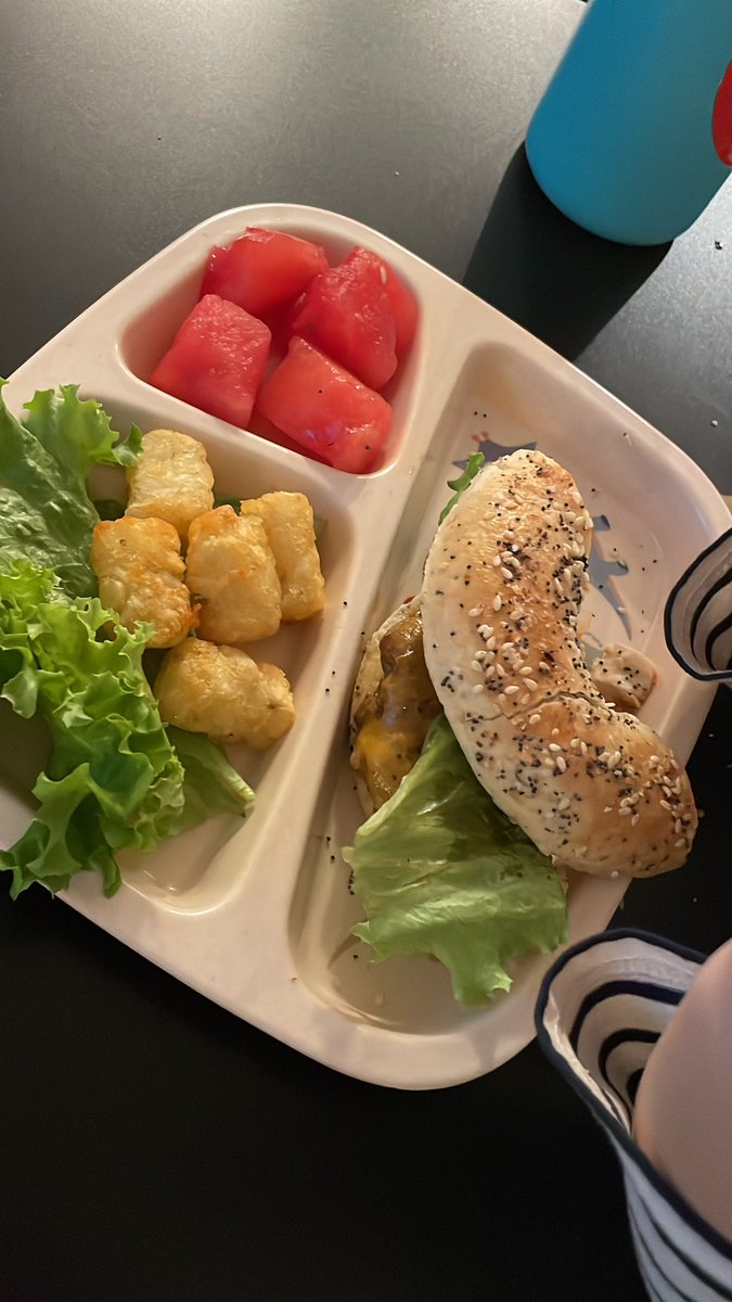 CanadanoS's tweet photo. 今日節分だったのにすっかり忘れて残りものでハンバーガー🍔料理苦手母のリアルです... https://t.co/1dUyfsi4NX