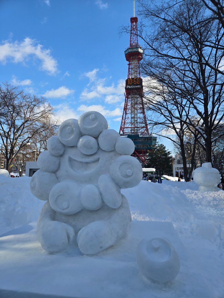 C10S4's tweet photo. 札幌雪まつり、2丁目市民雪像ゾーンにミャクミャクがいます
めっちゃいい位置で草 https://t.co/QkrmaZFbQD