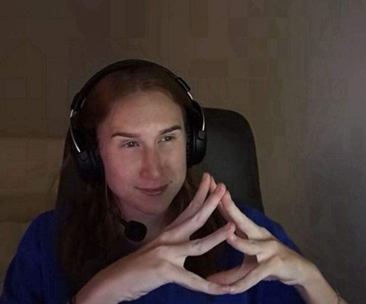 sketchedbymaia's tweet image. Me canceling plans bc I don’t feel skinny enough 🧍‍♀️