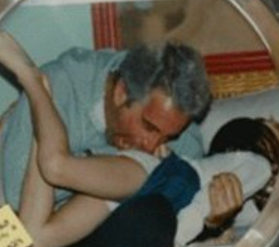 Oye <a href="/Cami_FloresO/">Camila Flores Oporto 🇨🇱</a> la niñita de la foto podría ser tu hija.
Y tú defendiendo a los malditos pedófilos.
Recapacita ahora q aún es tiempo. 
Recuerda q el karma tarda pero llega.