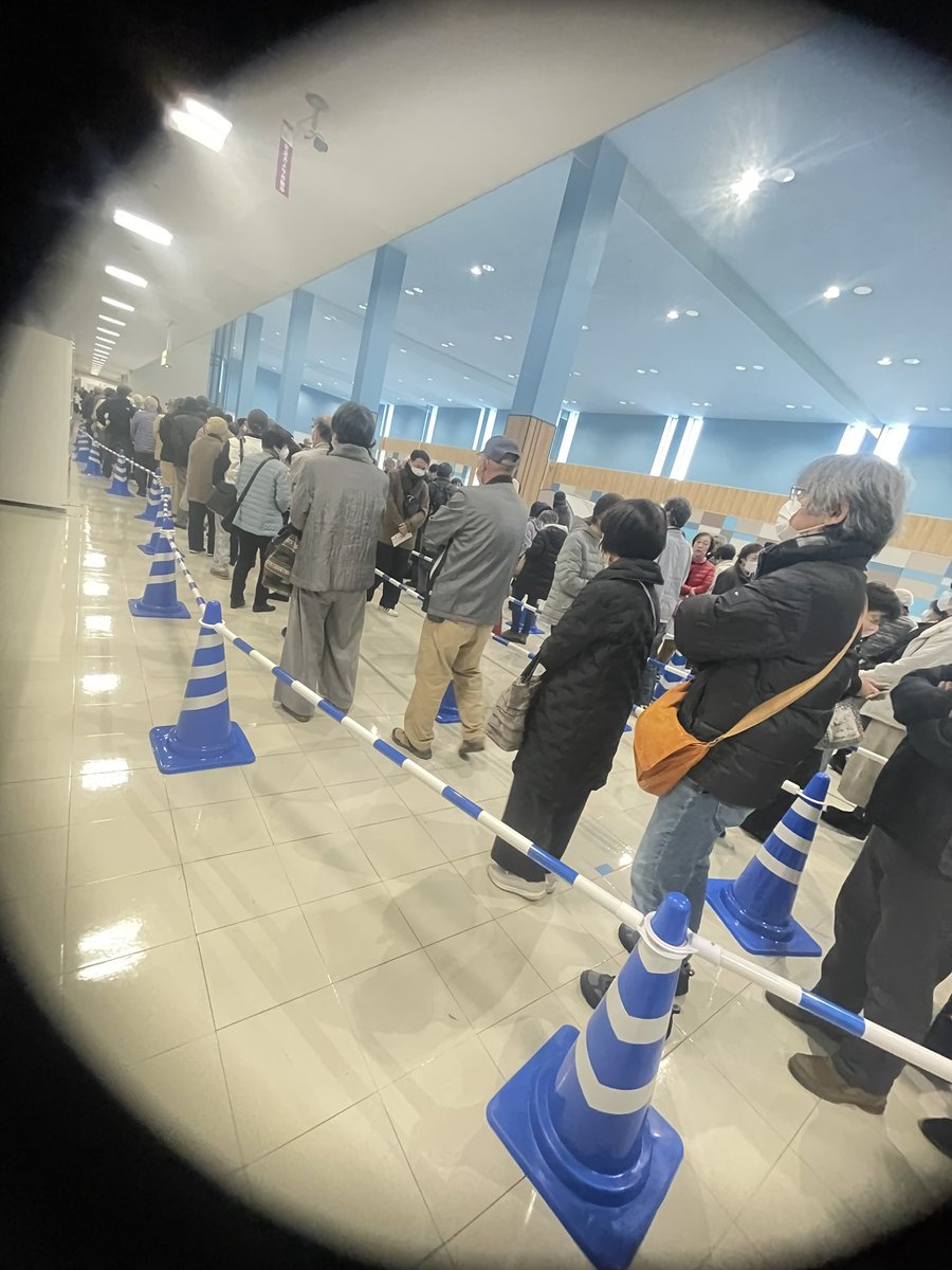 progress2104's tweet image. 期日前投票に来たら長蛇の列😰

こんなん初めてやわ🤣

ギリギリ過ぎるからこんな事になる