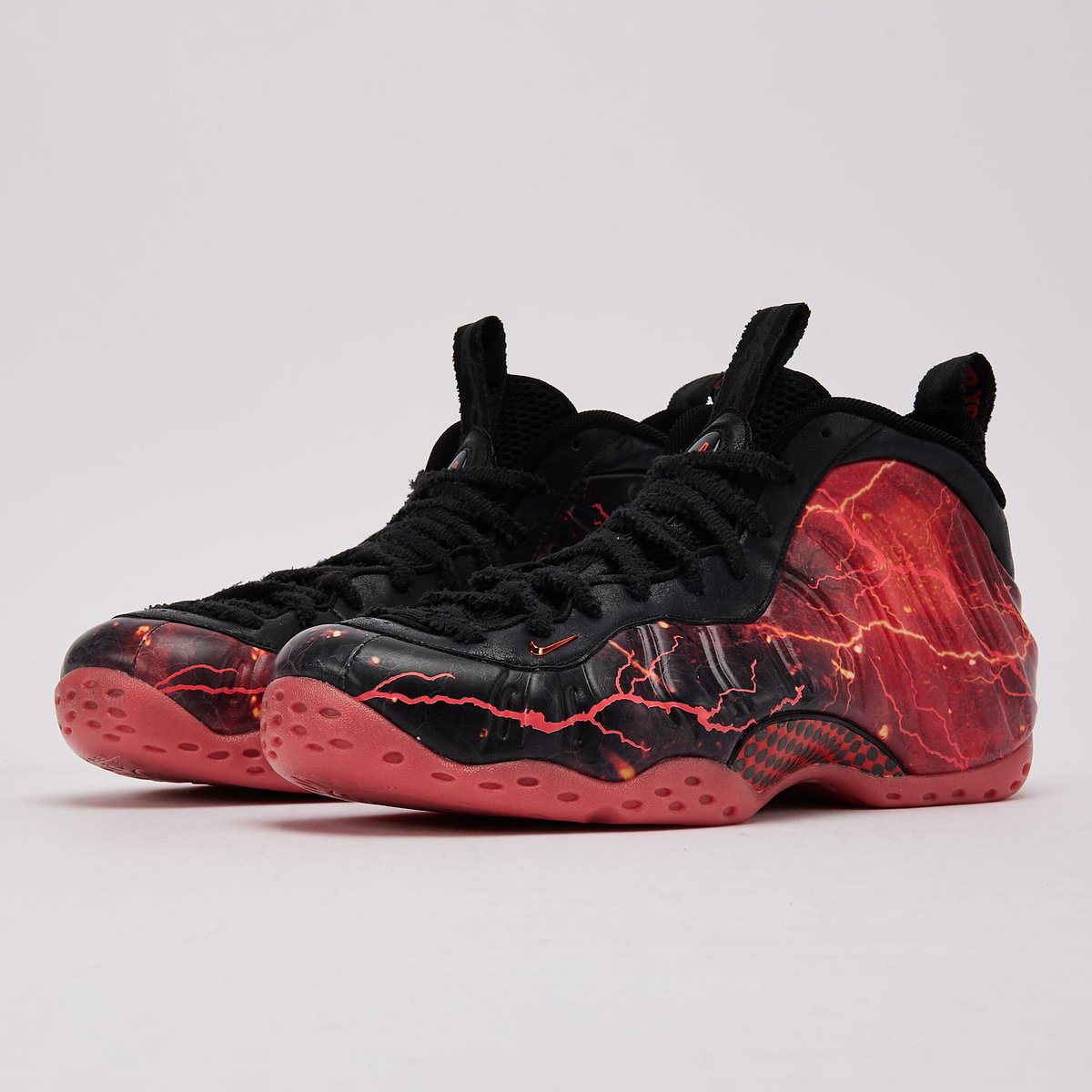 houseofheat's tweet photo. Stranger Things x Nike Air Foamposite One "The Upside Down" Drops Feb 13 😮‍💨 https://t.co/9zMQzaYgz3