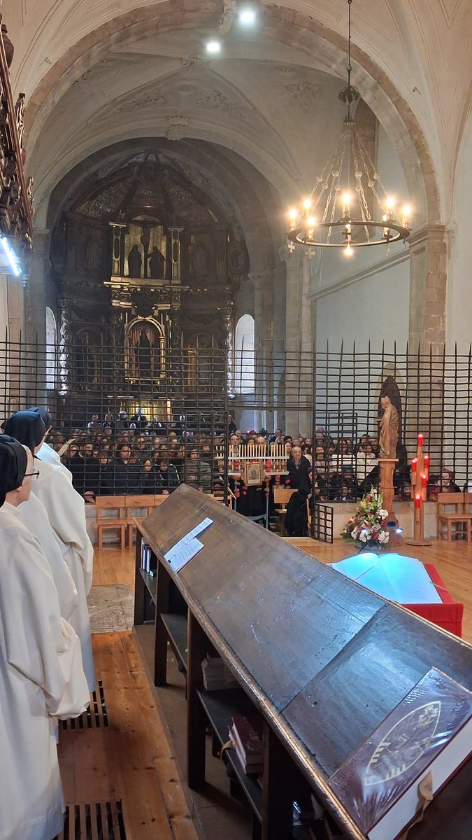 monjasdecarrizo's tweet photo. 👉Con una iglesia abacial a rebosar de vecinos de @aytocarrizo hemos celebrado a #SanBlas con una Eucaristía y escuchando el canto a San Blas. Varios sacerdotes de @IglesiaEnLeon han concelebado.

#OraEtLabora #monjas #cistercienses #trapenses #VidaSilenciosa #vocación #SigloXII https://t.co/UKMgJsAGuJ