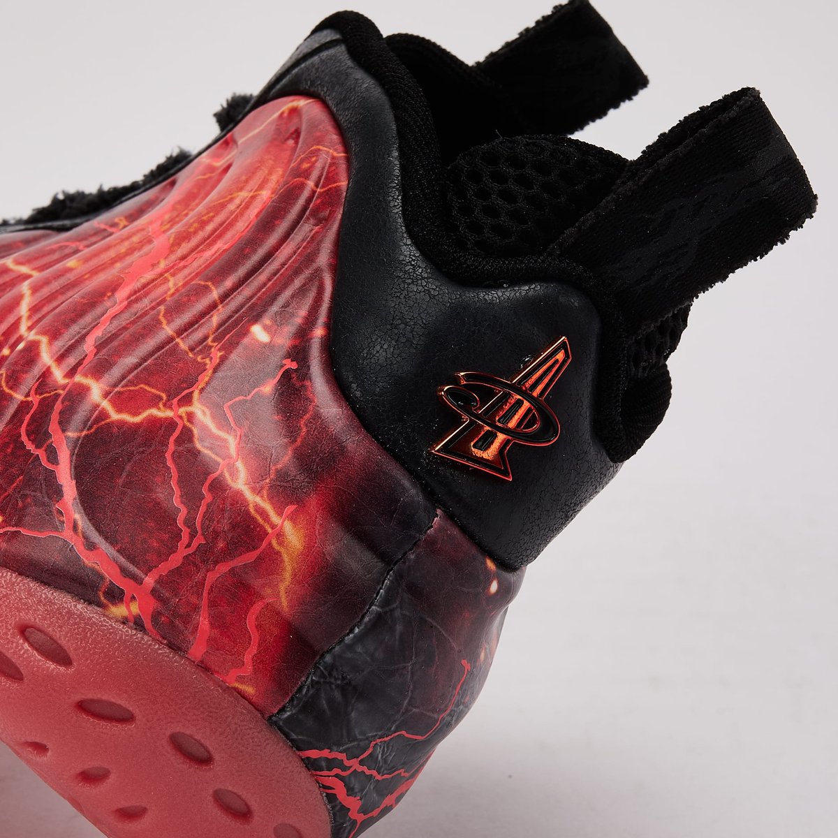 houseofheat's tweet photo. Stranger Things x Nike Air Foamposite One "The Upside Down" Drops Feb 13 😮‍💨 https://t.co/9zMQzaYgz3
