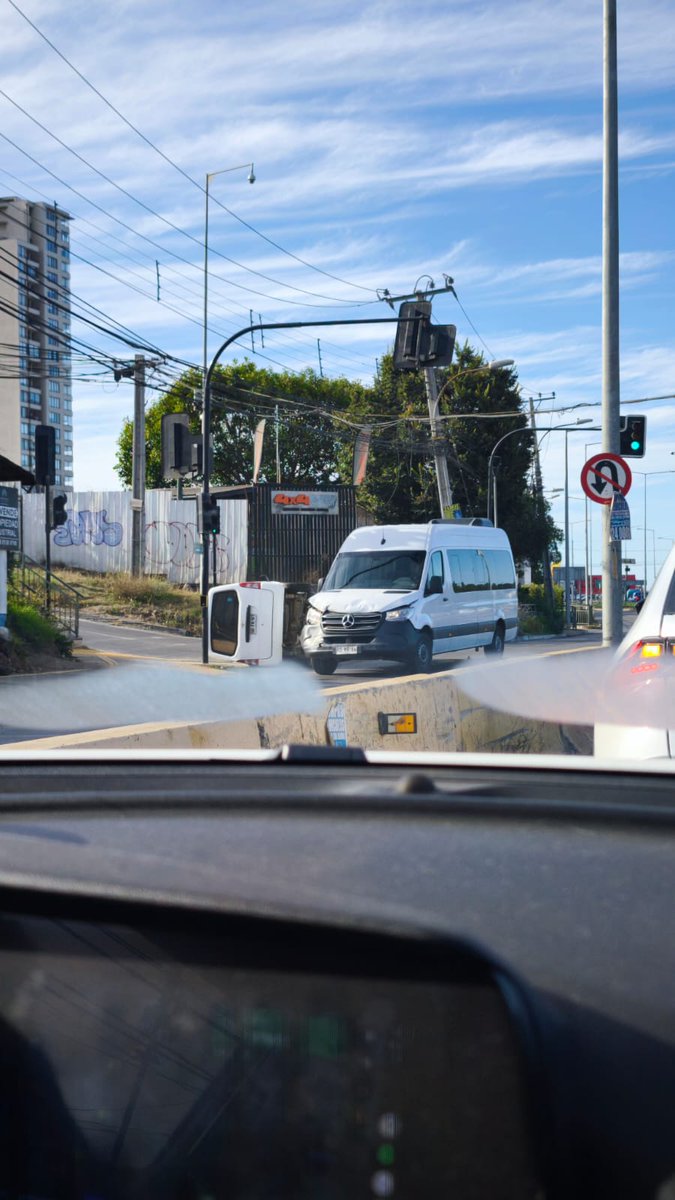 fntastic_'s tweet photo. Accidente en viraje a calle san Agustín frente a la entrada de ENAP Concón.
El vehículo volcado viro sin flecha verde saltándose la fila.
@sitiodelsuceso @INF0SCHILE @valparaisoinfo https://t.co/3XQaLlPOzY