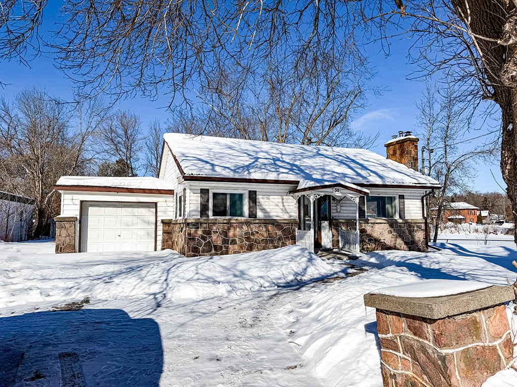 DebraTosh's tweet photo. Mid Century Modern bungalow, vinyl exterior with decorative stone, steel roof &amp; rubber membrane over the single attached garage. Large kitchen and Sunroom. 134 feet of riverfront on the Moira, next to the Pedestrian Bridge. https://t.co/jT3OaORlEK