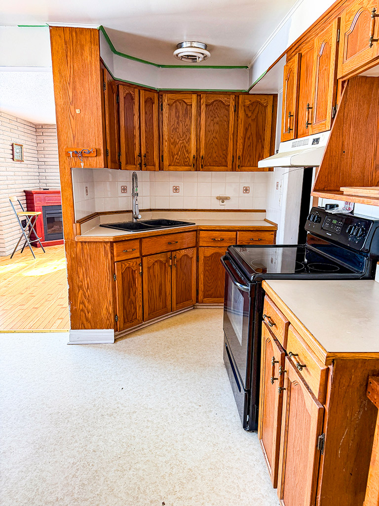 DebraTosh's tweet photo. Mid Century Modern bungalow, vinyl exterior with decorative stone, steel roof &amp; rubber membrane over the single attached garage. Large kitchen and Sunroom. 134 feet of riverfront on the Moira, next to the Pedestrian Bridge. https://t.co/jT3OaORlEK