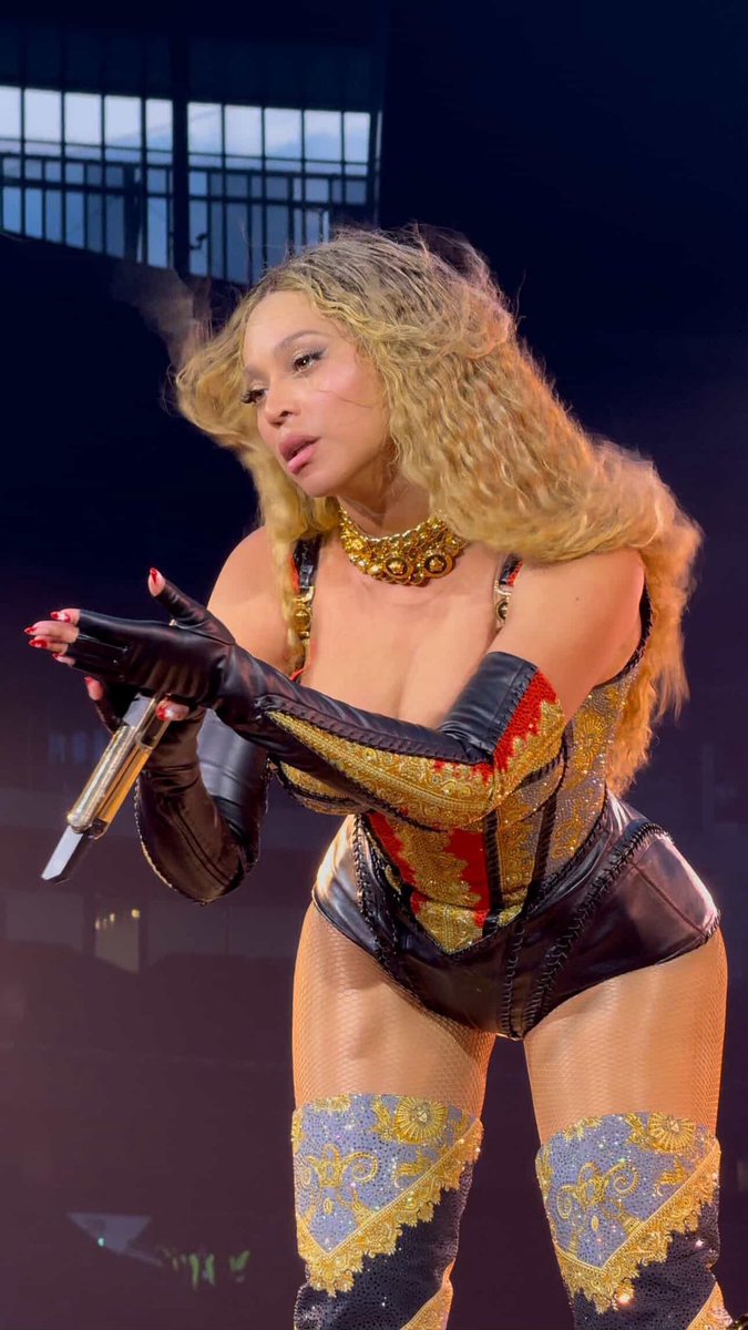 arikbeyhive's tweet image. THE PICTURE.    //    THE VIDEO.