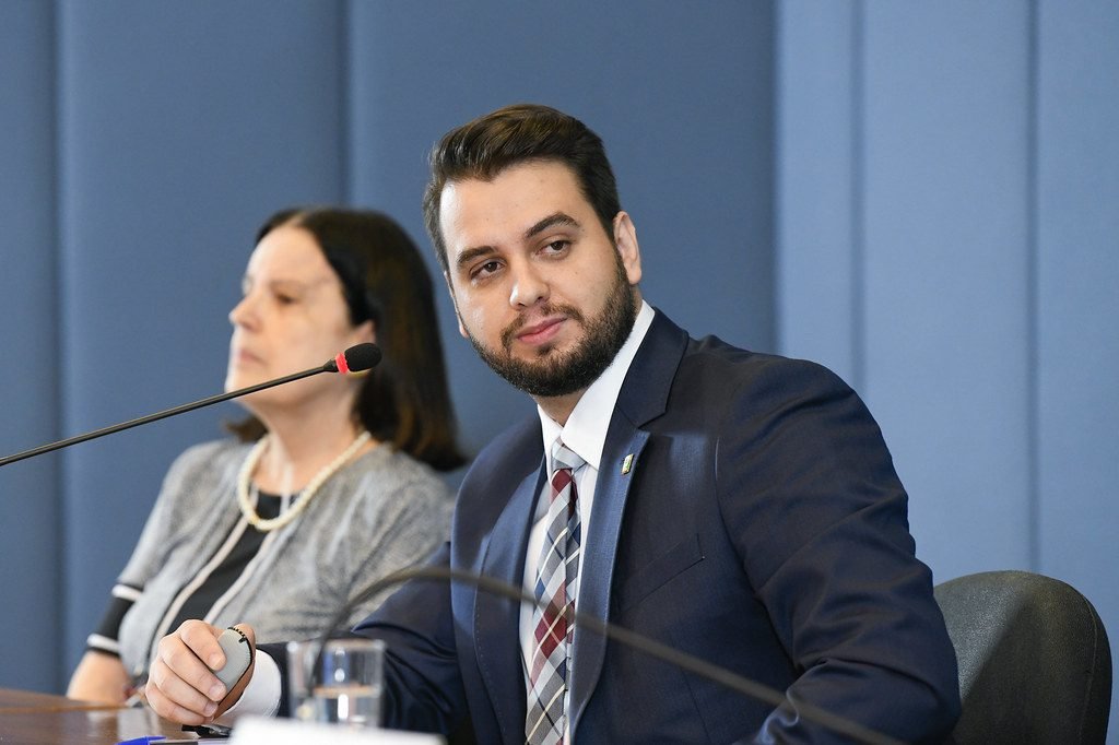 marinahelenabr's tweet image. Oruam violou a tornozeleira pelo menos 66 vezes (21 só em 2026) e somente agora a Justiça decretou sua prisão.

Filipe Martins provou que não acessou o LinkedIn e nem assim sua prisão preventiva foi revertida.

O único "crime" que o sistema persegue é político.