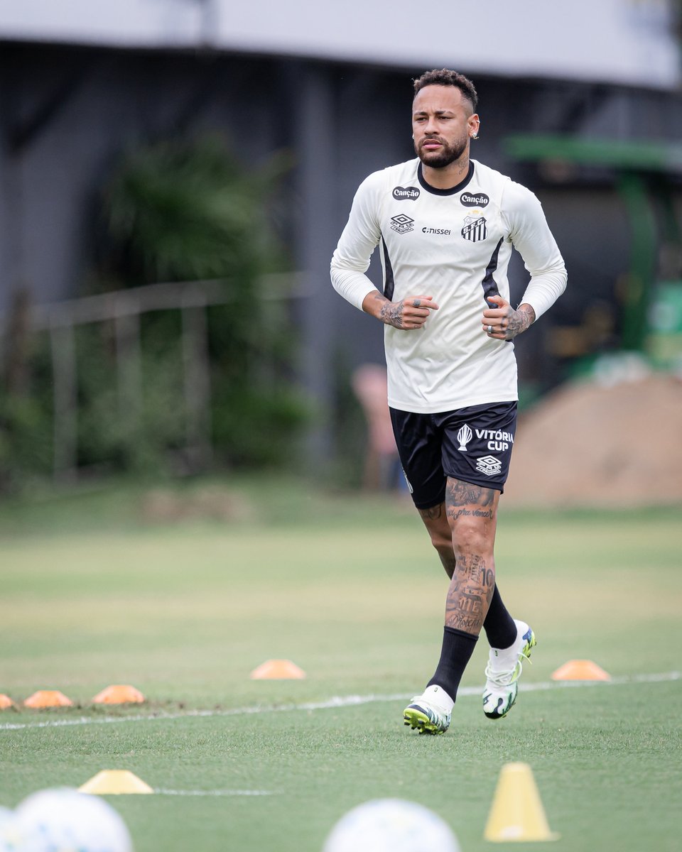 deolhonopeixe's tweet photo. 🚨AINDA NÃO🚨

A comissão técnica optou em não relacionar @neymarjr  para o clássico desta quarta-feira na Vila Belmiro diante do São Paulo. A ideia é deixar o camisa 10 do @SantosFC numa melhor condição física para retornar. A expectativa é que Neymar fique à disposição no final de semana, diante do Noroeste, em Bauru... #deolhonopeixe