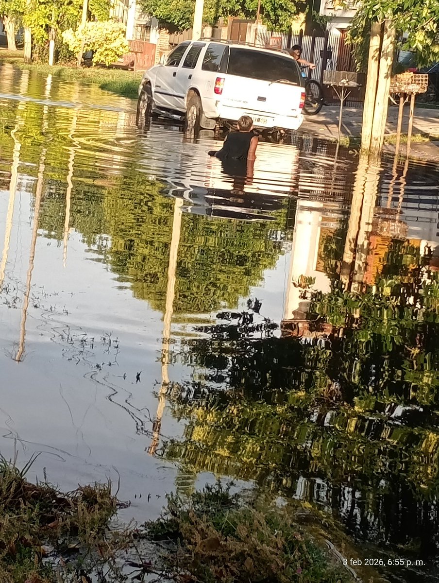 GaMa_1412's tweet photo. @MunicipioLdeZ @fotermin @Soltischik @SanJoseOeste @lomasconectok @LaUnionDiario @danyvilar así estamos acá en barrio San José después de la "fabulosa" obra q hicieron para q no nos inundemos más. Una vergüenza. Los chicos disfrutan de la pile. Un asco. Háganse cargo una vez dios https://t.co/ErQlBlahr5