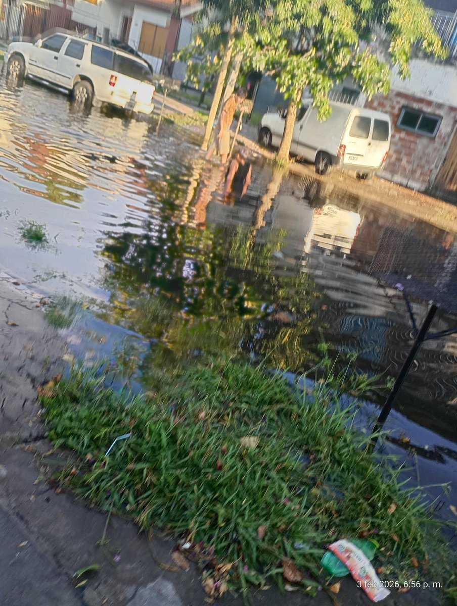GaMa_1412's tweet photo. @MunicipioLdeZ @fotermin @Soltischik @SanJoseOeste @lomasconectok @LaUnionDiario @danyvilar así estamos acá en barrio San José después de la "fabulosa" obra q hicieron para q no nos inundemos más. Una vergüenza. Los chicos disfrutan de la pile. Un asco. Háganse cargo una vez dios https://t.co/ErQlBlahr5