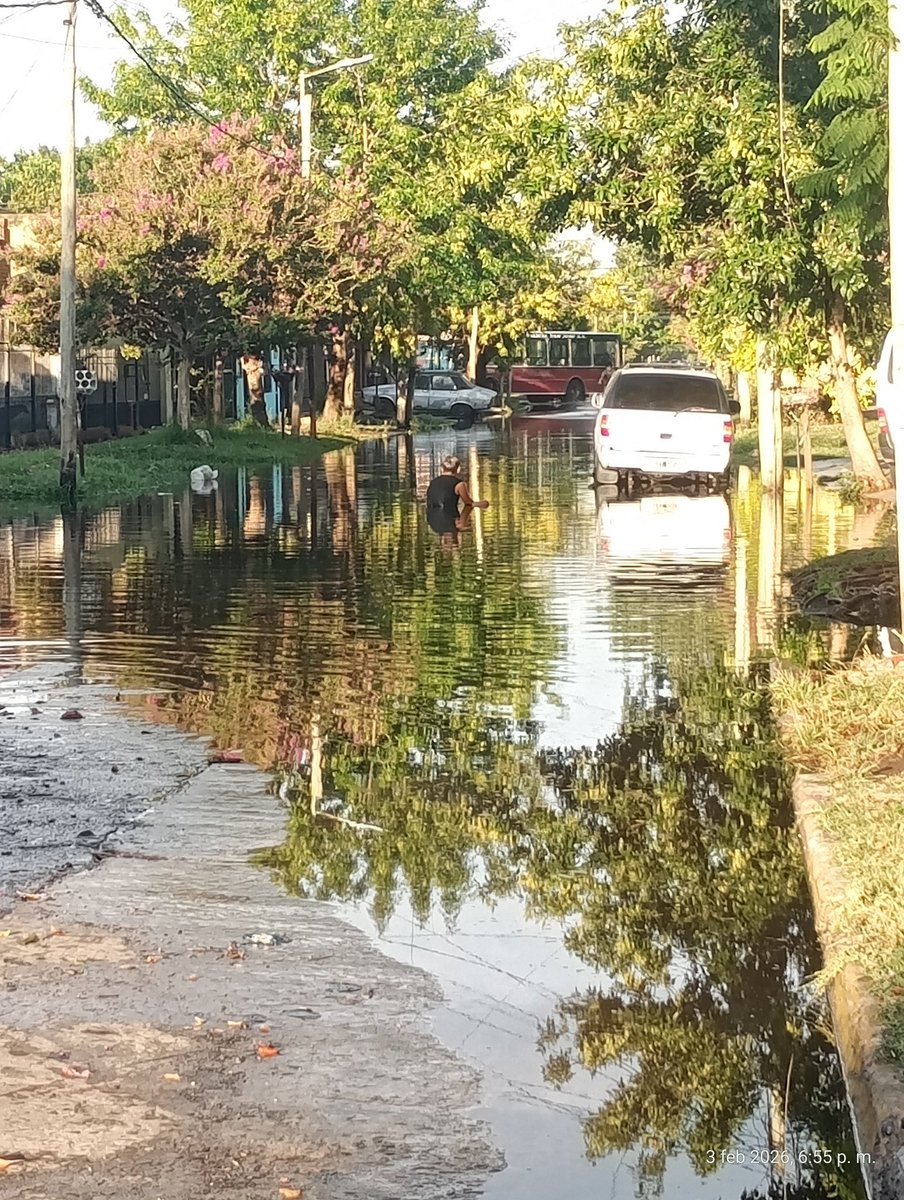 GaMa_1412's tweet photo. @MunicipioLdeZ @fotermin @Soltischik @SanJoseOeste @lomasconectok @LaUnionDiario @danyvilar así estamos acá en barrio San José después de la "fabulosa" obra q hicieron para q no nos inundemos más. Una vergüenza. Los chicos disfrutan de la pile. Un asco. Háganse cargo una vez dios https://t.co/ErQlBlahr5