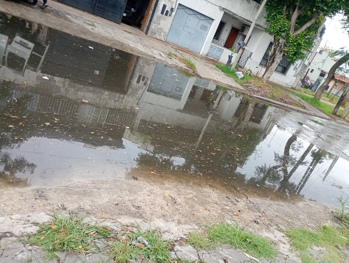 GaMa_1412's tweet photo. @MunicipioLdeZ @fotermin @Soltischik @SanJoseOeste @lomasconectok @LaUnionDiario @danyvilar así estamos acá en barrio San José después de la "fabulosa" obra q hicieron para q no nos inundemos más. Una vergüenza. Los chicos disfrutan de la pile. Un asco. Háganse cargo una vez dios https://t.co/ErQlBlahr5