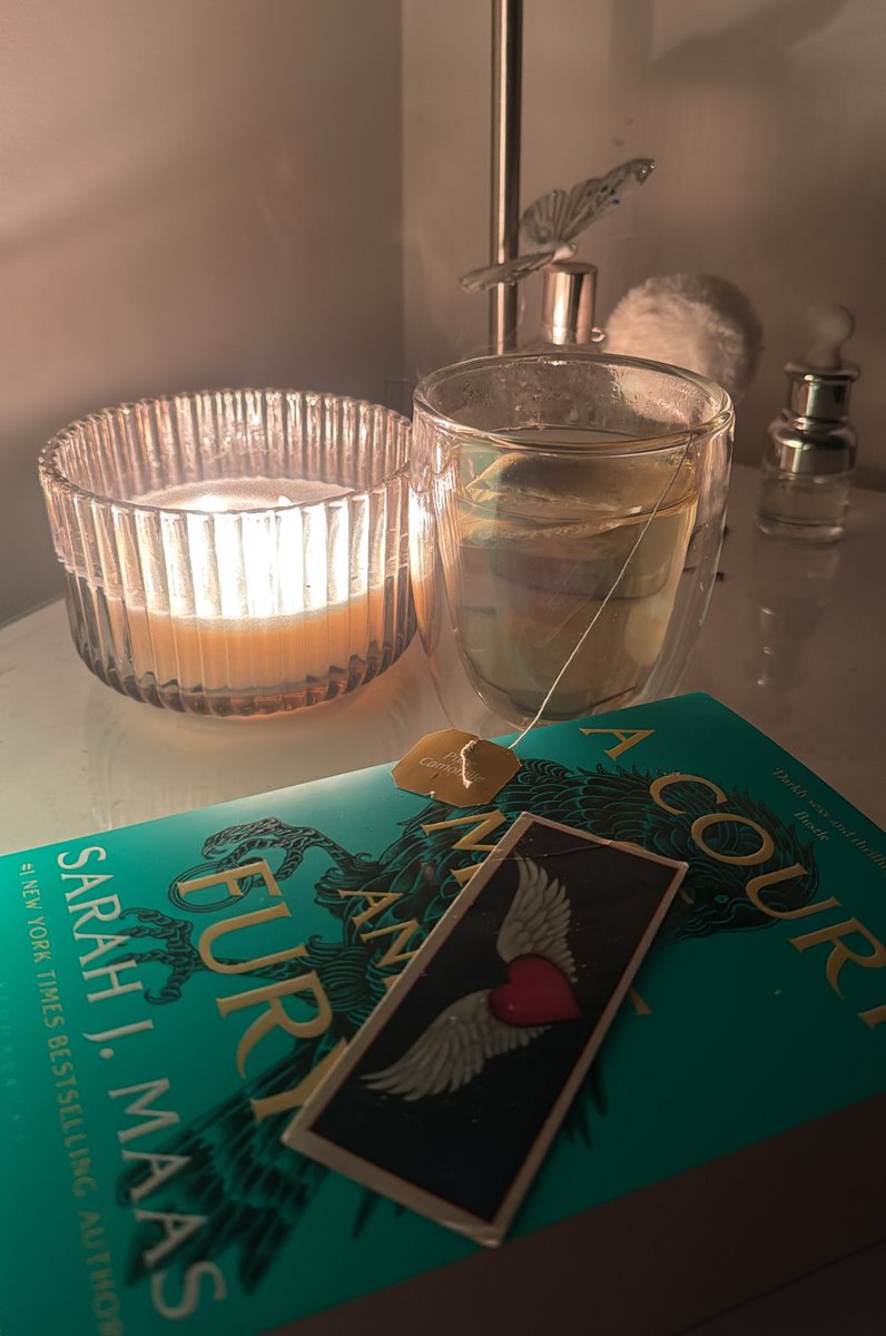 Rereading with all my tbr books looking at me 😅