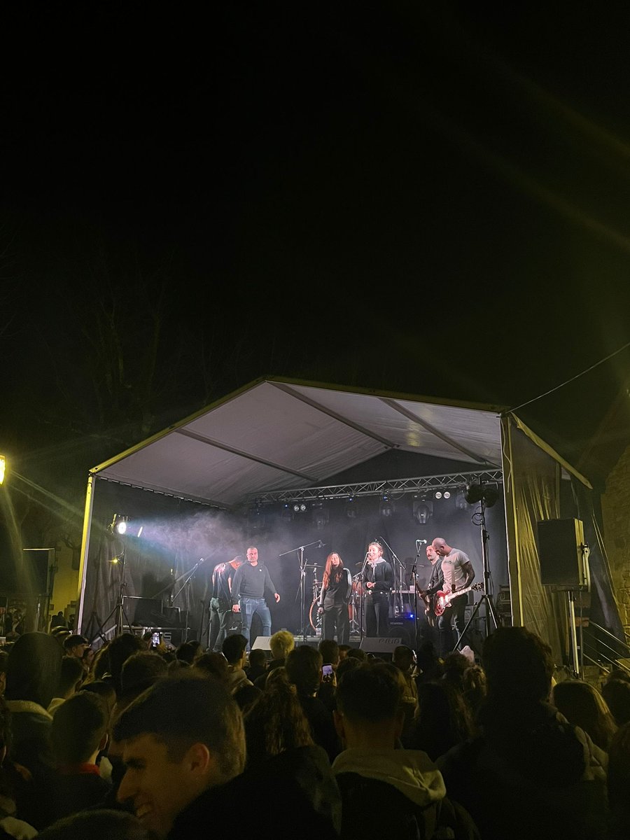 Gazte Topaguneko abestiaren aurkezpena Abañon. Jendetza aurkezpenean. Eskerrik asko Arene 6 eta Sua taldeei, eta bertaratu zarien danori. Apirilean ikusiko dugu elkar barriro!