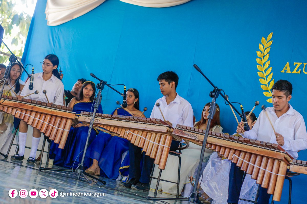 minednicaragua's tweet photo. Inspirados en el legado del insigne poeta Rubén Darío, estudiantes de Educación Primaria y Secundaria realizaron recitales de poesía y pasarelas artísticas durante el Encuentro Escolar de Musas Darianas “Versos y el Azul Inmenso”, desarrollado en el Centro Escolar Público Rafaela Herrera, municipio de Diriomo, Granada.