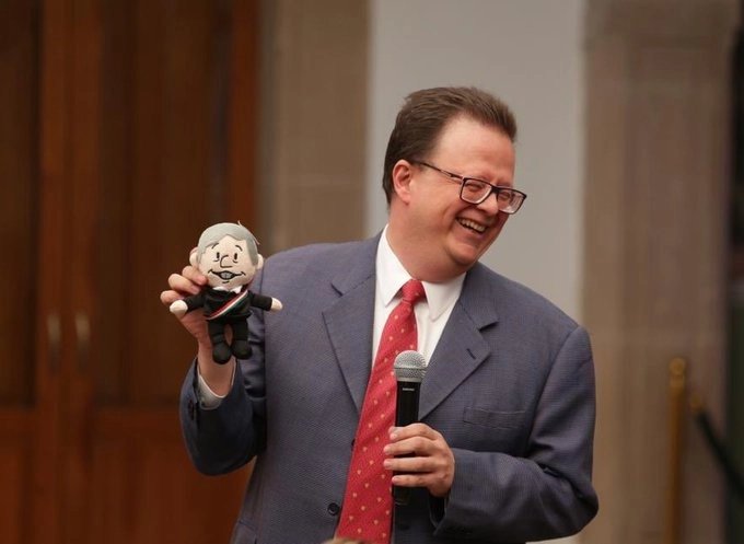 Deja de justificar con saliva lo que hiciste.
No, no eres un gran jurista, ni un intelectual de altura al que se le aplauda.
Eres un peón de tablero que permitió la sobrerrepresentación, un paso a la destrucción de nuestra democracia y las instituciones.
¡Hazte cargo!