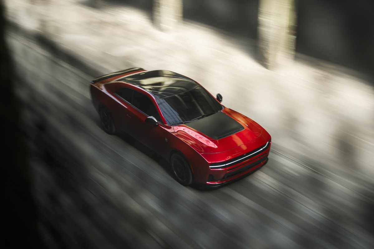 StellantisNAEsp's tweet image. Los @Dodge #Charger Scat Pack y Charger R/T 2026 con motor #SIXPACK estrenan dos nuevas opciones de personalización de fábrica: gráfico de cofre en color negro satinado y doble franja con patrón Fratzog. Más contraste, más carácter y  más músculo ➡️bit.ly/4avyGUH