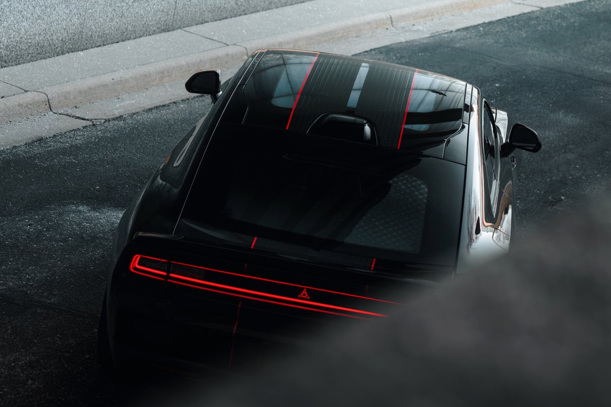 StellantisNAEsp's tweet image. Los @Dodge #Charger Scat Pack y Charger R/T 2026 con motor #SIXPACK estrenan dos nuevas opciones de personalización de fábrica: gráfico de cofre en color negro satinado y doble franja con patrón Fratzog. Más contraste, más carácter y  más músculo ➡️bit.ly/4avyGUH