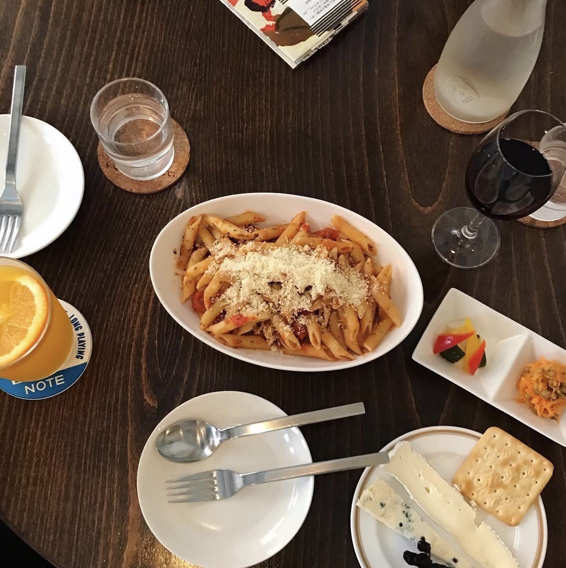 POPEYE_Magazine's tweet photo. 町歩き、町観察に精を出す美術作家の岡美里さんが「JAZZと銭湯」について綴る1ヶ月限定のミニコラム連載。最終回は、中野でのお話。
いつも清潔な音が鳴っている『天神湯』とジャズ喫茶『ロンパーチッチ』について綴ってくれました。
https://t.co/x3qByPdp6R https://t.co/zTBkmUUNzu