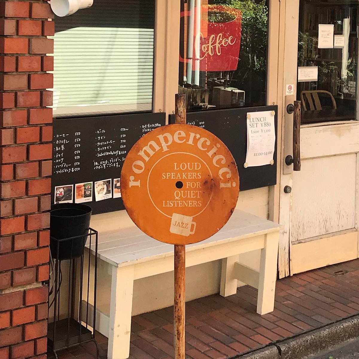 POPEYE_Magazine's tweet photo. 町歩き、町観察に精を出す美術作家の岡美里さんが「JAZZと銭湯」について綴る1ヶ月限定のミニコラム連載。最終回は、中野でのお話。
いつも清潔な音が鳴っている『天神湯』とジャズ喫茶『ロンパーチッチ』について綴ってくれました。
https://t.co/x3qByPdp6R https://t.co/zTBkmUUNzu