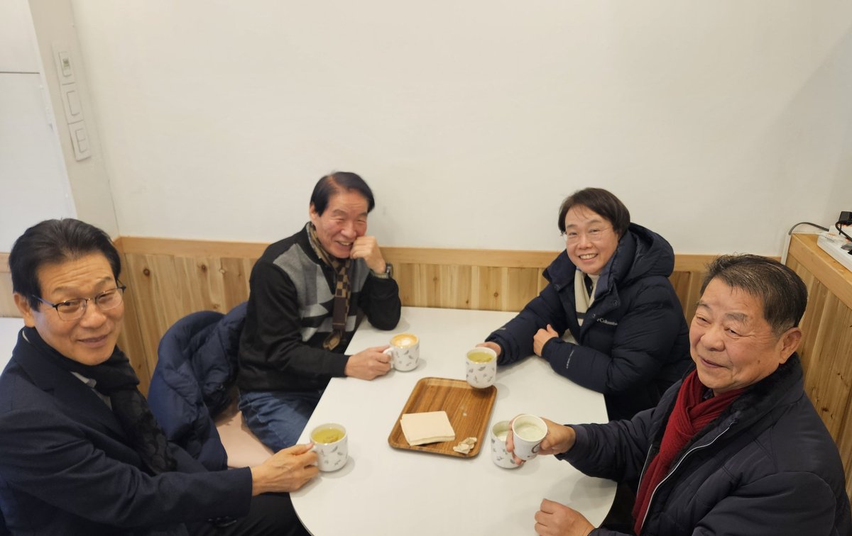 ♡ 광진의 멘토분들 ♡

언제 어디서 만나도 편안하고 감사한 마음이 가득한 멘토분들입니다.
삶을 사는 지혜를 알려주시고, 노후는 이렇게 사는거야를 알려주십니다.