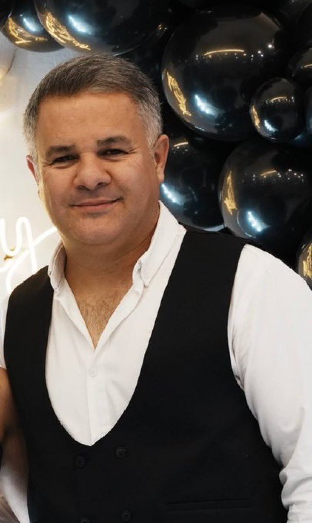 «جاوید نام #مسعود_ناصری ۴۷ ساله پدر یک فرزند، ۱۸ دی ماه ۱۴۰۴ در قزوین توسط ماموران سرکوبگر تیر جنگی میخوره و از شدت جراحت جونش رو از دست میده. لطفا تا جایی که میتونید نشر بدین و نذارید اسم این جاویدنام فراموش بشه..🖤»