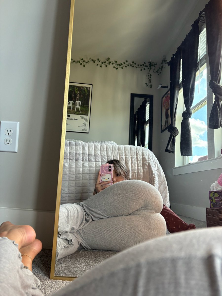 baddesttorii's tweet image. hot girls hate trump 😛