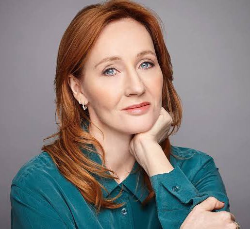 poponze's tweet image. DIVA! Jenny Priolli, streamer conhecida por reagir a filmes e comentar sobre cultura pop, revela que não reage a Harry Potter para não colaborar com a autora da obra, J.K. Rowling, conhecida por declarações transfóbicas:

“Eu acho que tenho uma mini responsabilidade como