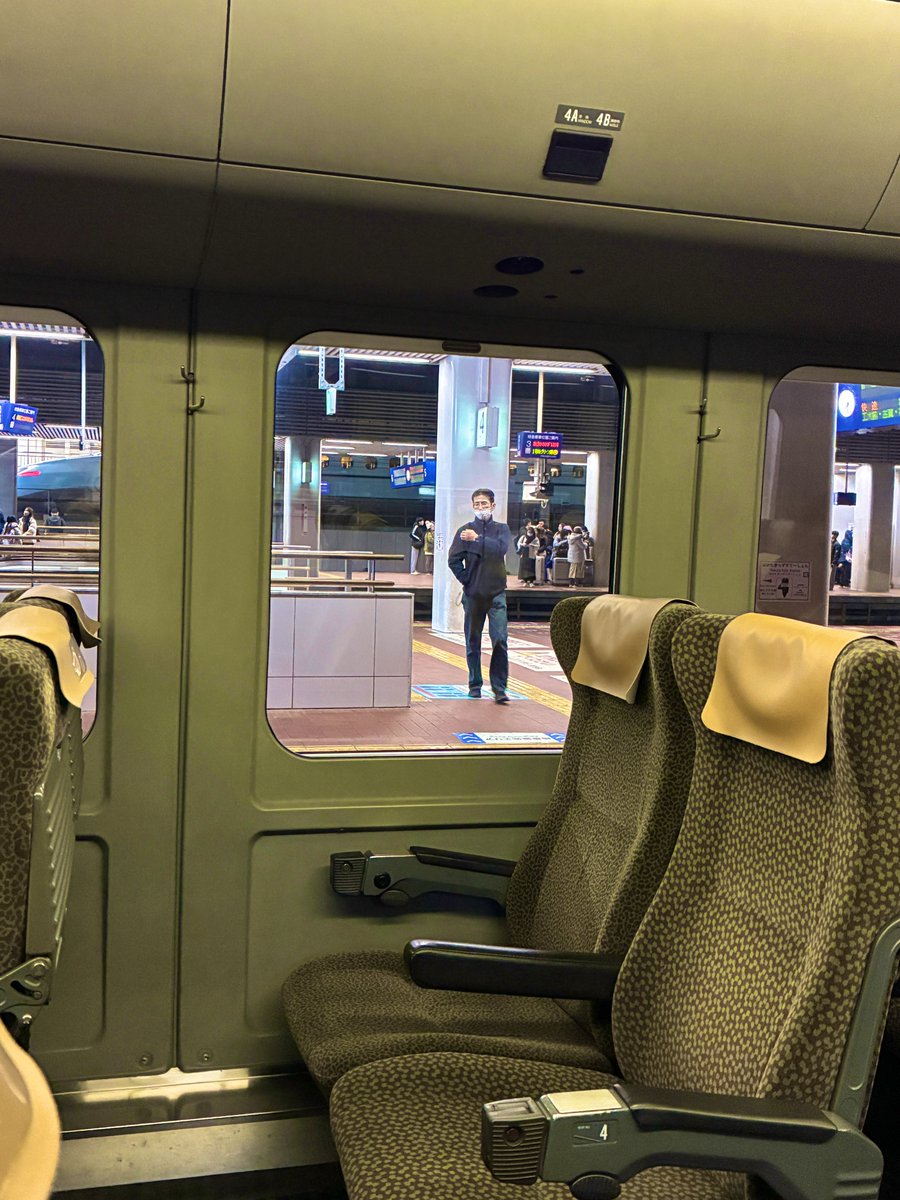 「にちりんシーガイア号、全身グレーでなんかかっけえ。 ヨーロッパの電車みたいだ。 」|なおさん@おソノさんkindle本全巻無料配信中のイラスト