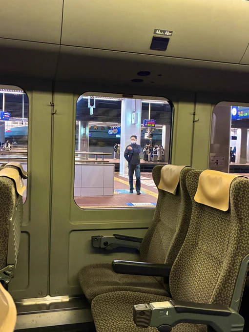 にちりんシーガイア号、全身グレーでなんかかっけえ。 ヨーロッパの電車みたいだ。 あと窓がやたらでかい。 景色が楽しめそう。 これで指定席2600円なら全然安いや。