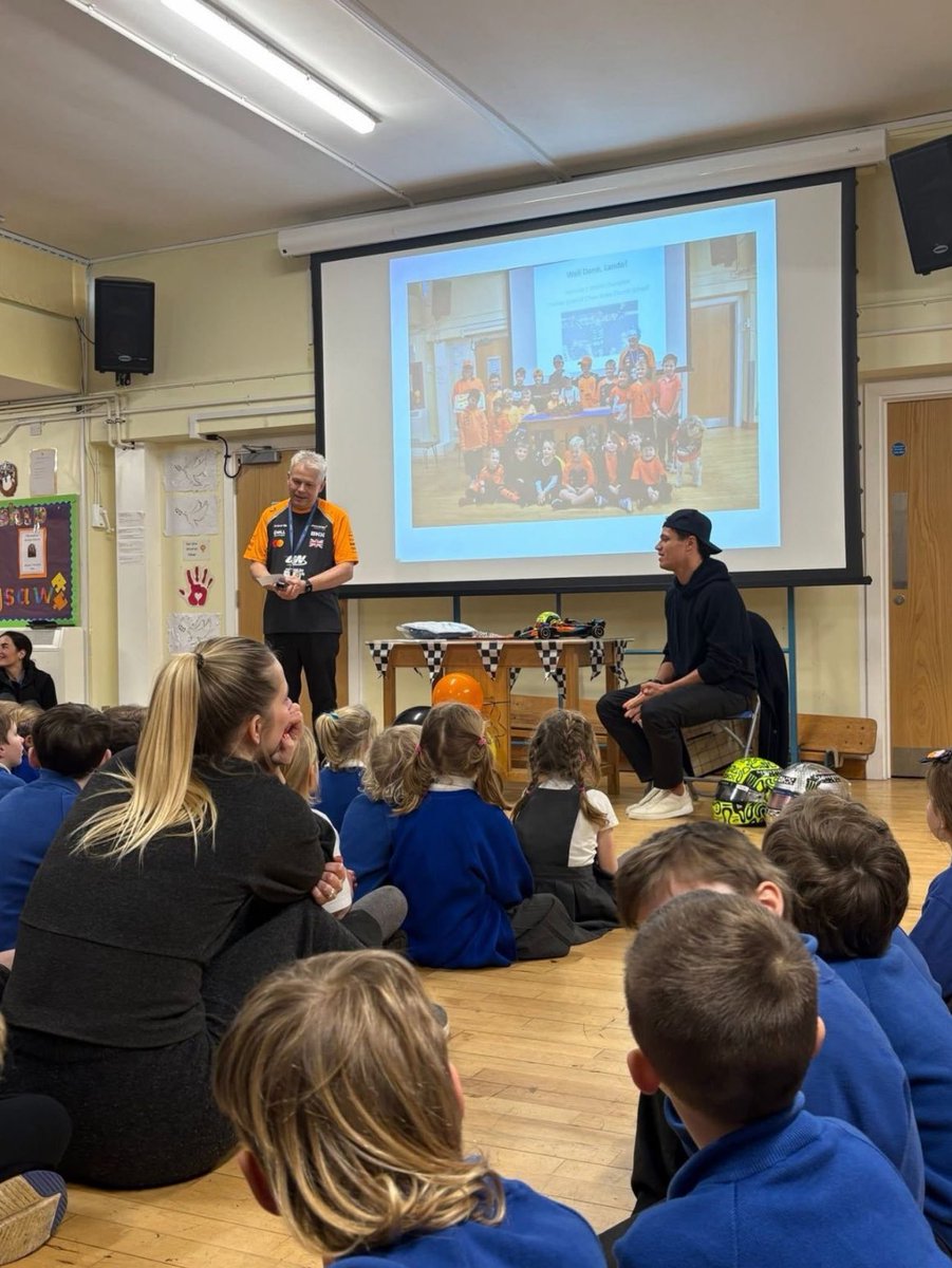 ln4norris's tweet image. the little kids at lando’s old school welcomed him with letters, drawings and a “world champion 2025” banner 🥹🤍  this is so adorable!