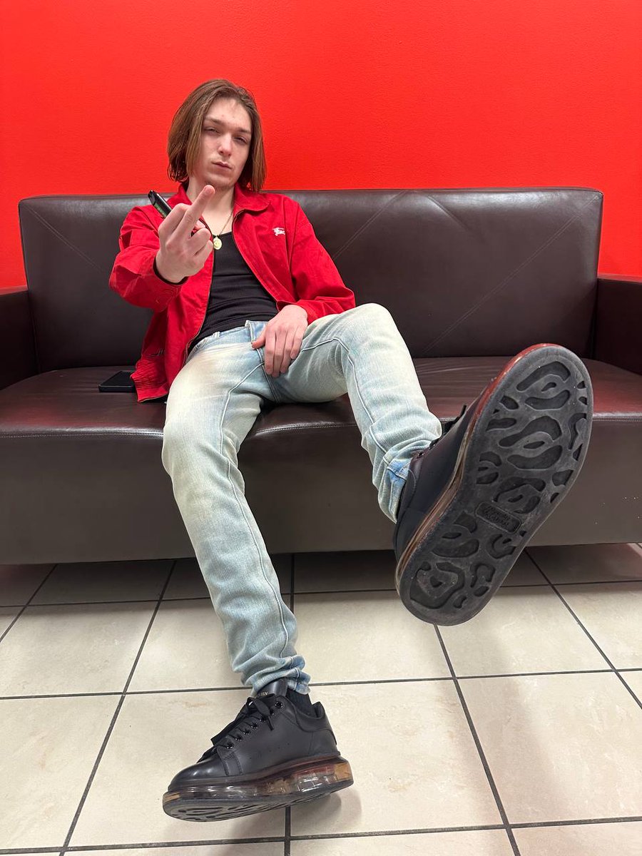 I wish I had a worthless fag to stand below greatness💪🏼

#Findom #feetworshi̇p