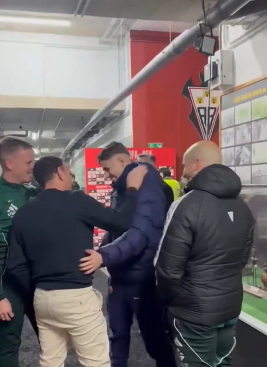 Menuda imagen. El fútbol es grande por cosas así.

Fermín López con Alberto González y su cuerpo técnico en el Carlos Belmonte.

Imposible no mirar atrás y acordarse del <a href="/Linares_Dptvo/">Linares Deportivo 💙⚒</a> y la 1RFEF.