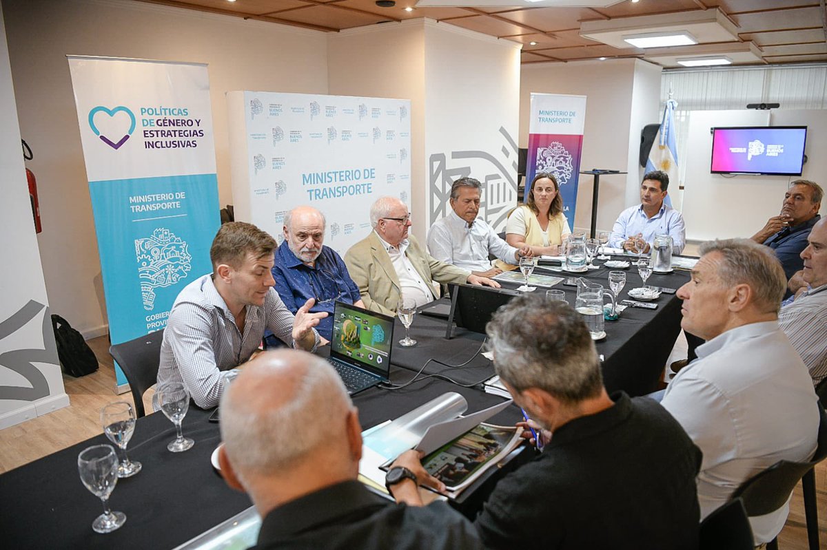 Mantuvimos una reunión de trabajo junto a representantes de la Cámara de la Provincia, CETUBA, el sector empresarial y especialistas, para seguir avanzando en una política de transporte más sustentable para la Provincia de Buenos Aires.

Durante el encuentro abordamos los avances