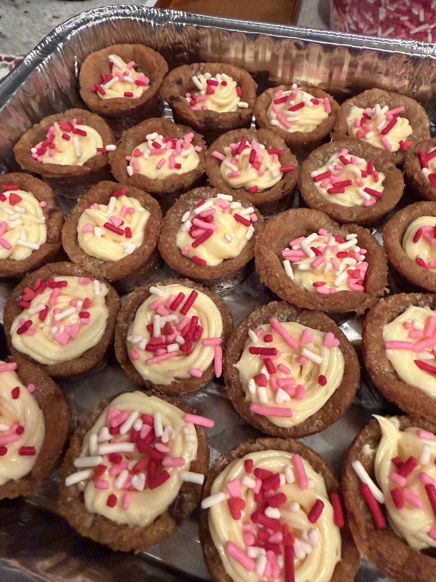 FindOutBakes's tweet image. Fresh from the oven &amp;amp; dressed for #ValentinesDay 💕

These cookie cups are dipped, filled, &amp;amp; topped with all the sprinkle #love. Perfect for gifting, sharing, or keeping as your little secret.

#Order yours from Bake Around &amp;amp; Find Out before they’re gone!

#BakeAroundAndFindOut