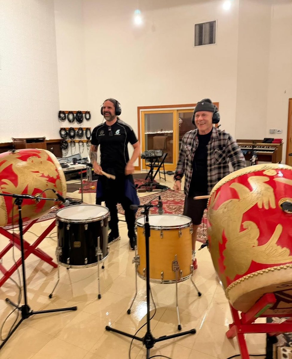 Andreas Kisser e Bruce Dickinson gravando no estúdio do Foo Fighters. 🔥