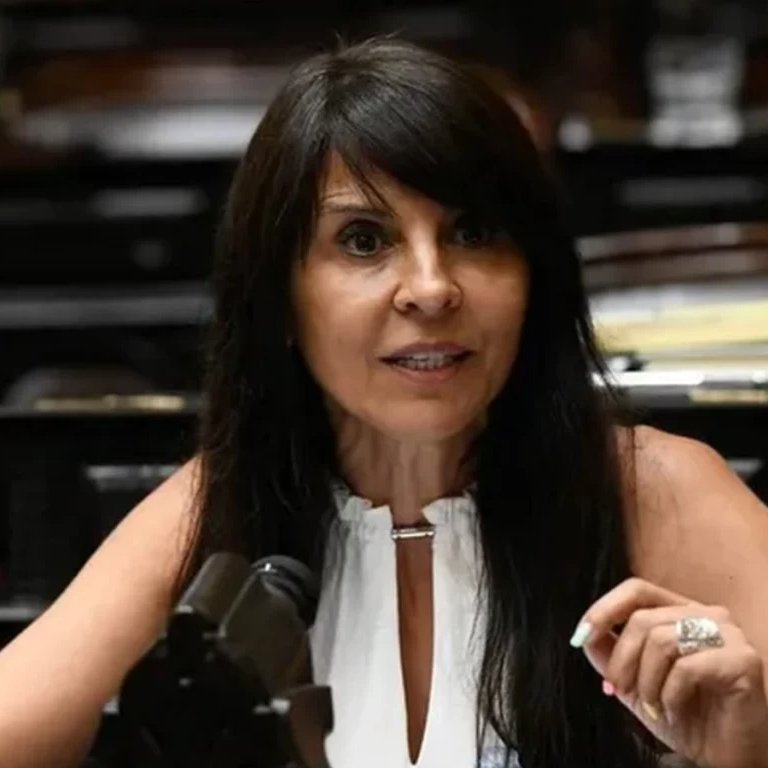LA DIPUTADA ACUSADA DE VÍNCULOS NARCOS PIERDE PODER 

La diputada nacional Lorena Villaverde quedó más aislada en La Libertad Avanza de Río Negro tras el desplazamiento de dirigentes cercanos y cambios en cargos clave del partido. El senador que la reemplazó, Enzo Fullone,
