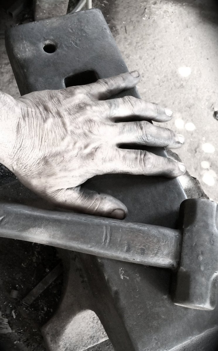 el tipo que forja cuchillos. blacksmith tweet media